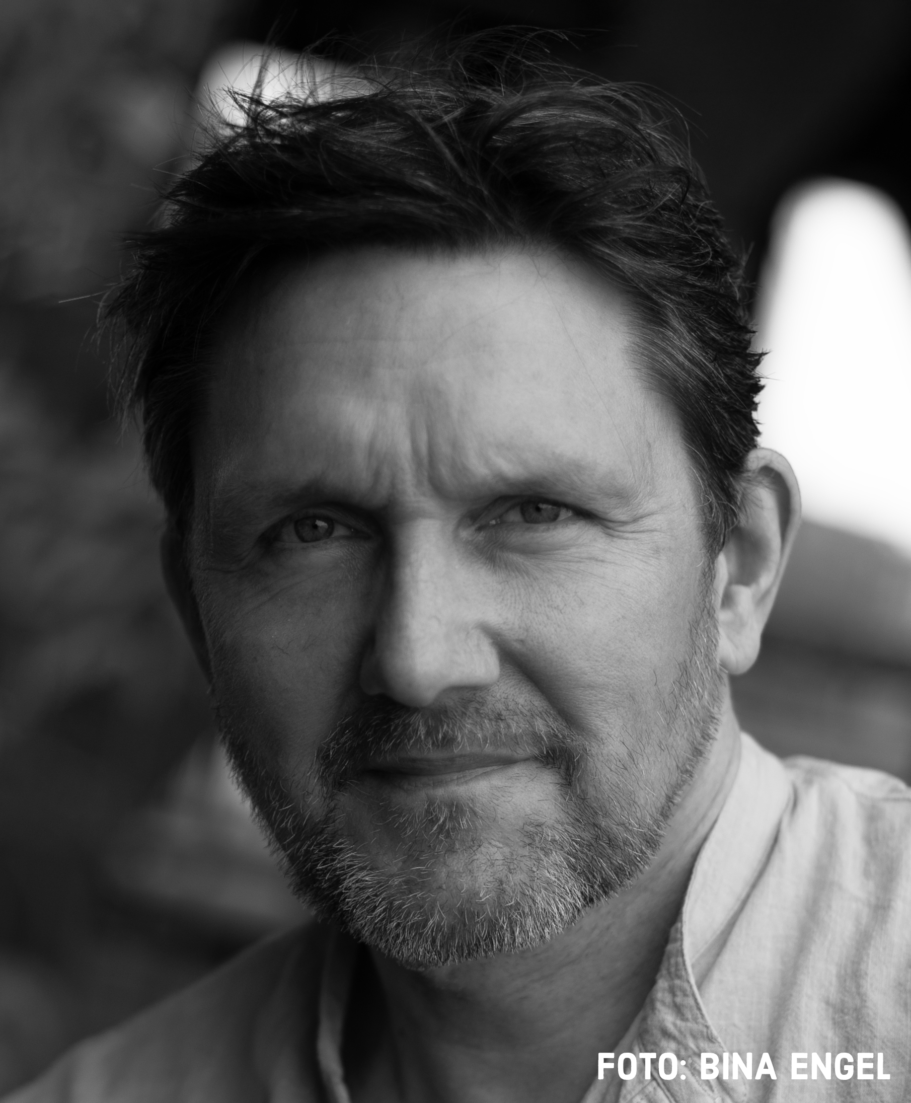 Tony Tonagel Portrait - Nahaufnahme des Autors mit nachdenklichem Blick